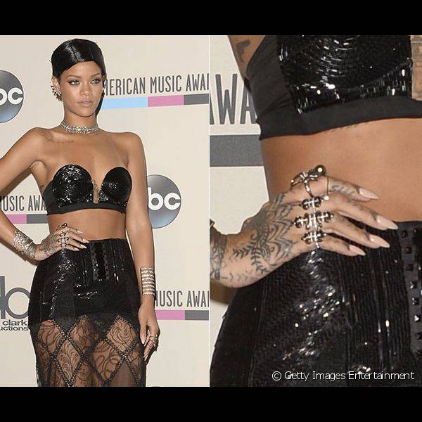 Com um look nada convencional, Rihanna tamb?m apostou na discri??o das unhas e optou pelo nude